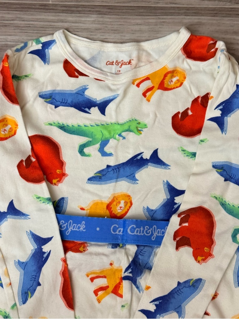 Cat & Jack Cream Animal Print Kids Pajama Set - Lions, Bears, Sharks - Picture 2 of 5